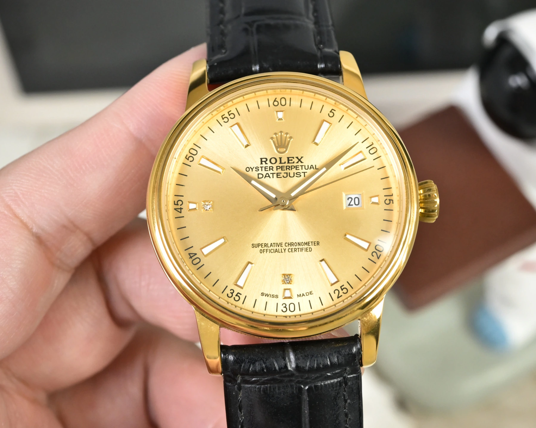 シルバーケース 33600 / ゴールドケース 650 Rolex(ロレックス)。メンズ、316Lステンレススチール、サファイアクリスタル、カーフレザー、ムーブメント 8215、サイズ 40mm、防水 100m、パワーリザーブ約48時間