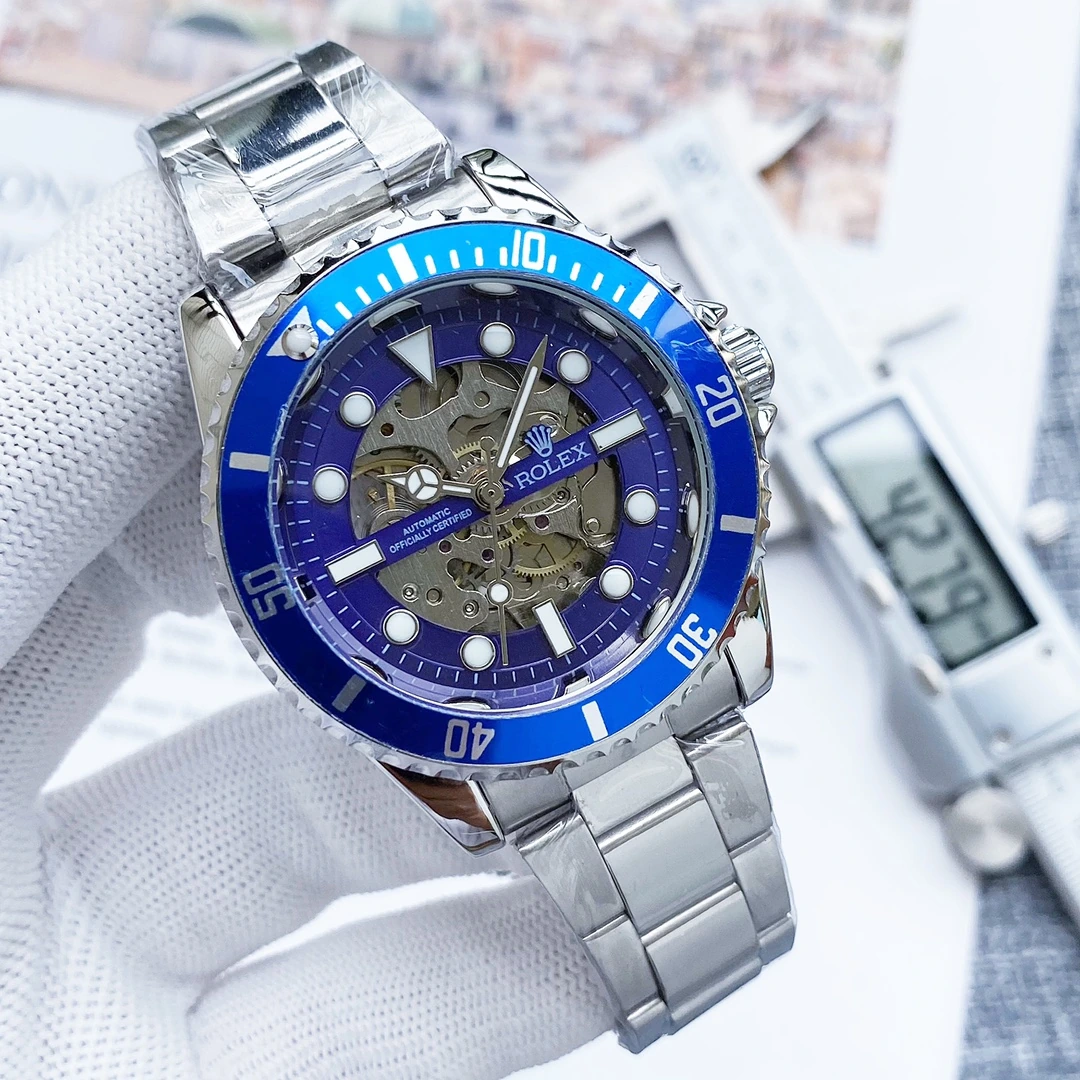 ゴールド 145 / Rolex(ロレックス)。機械式、サイズ 42mm、シースルーバック