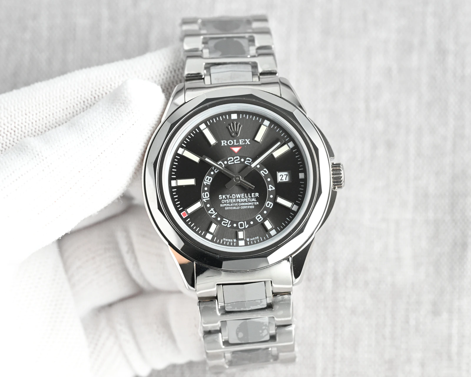 Rolex(ロレックス)。メンズ、316Lステンレススチール、サファイアクリスタル、機械式・ムーブメント 8205、サイズ 42mm。 記載コード:18460 / XT2
