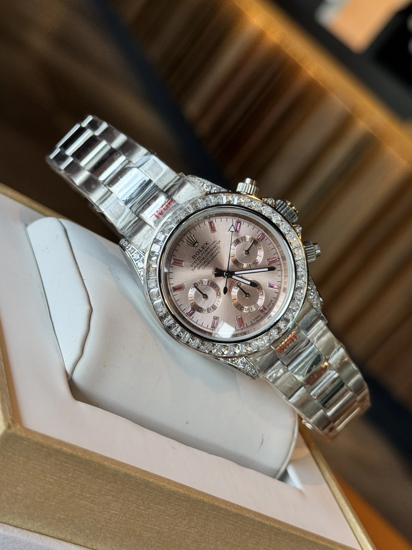 Rolex(ロレックス) デイトナ。レインボー仕様、クォーツ、曜日表示、月表示。 記載コード:116599RBOW / 116598RBOW / 116595RBOW。コード:116599RBOW-116598RBOW-116595RBOW