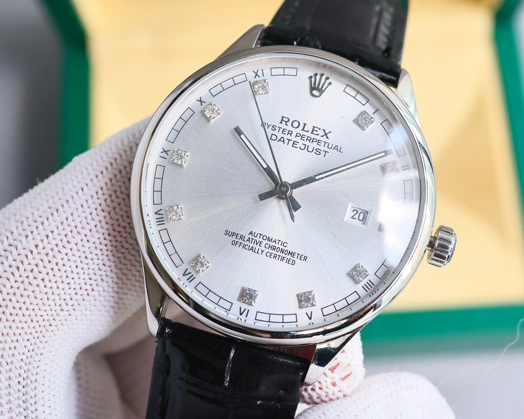 ゴールド 33650 / Rolex(ロレックス)。316Lステンレススチール、サファイアクリスタル、自動巻き機械式、サイズ 40mm、防水仕様、実物写真