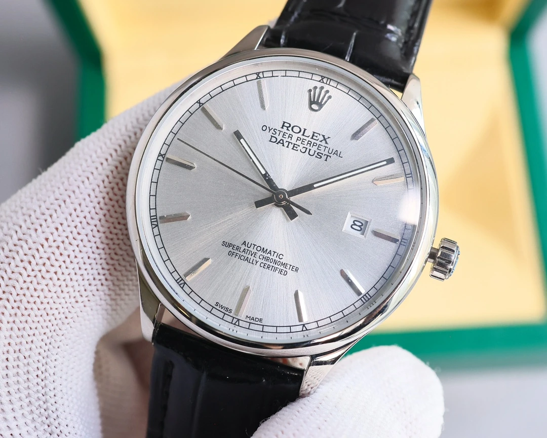 シルバー 33650 / ゴールド 33700 Rolex(ロレックス)。316Lステンレススチール、サファイアクリスタル、自動巻き機械式、サイズ 40mm、防水仕様、実物写真