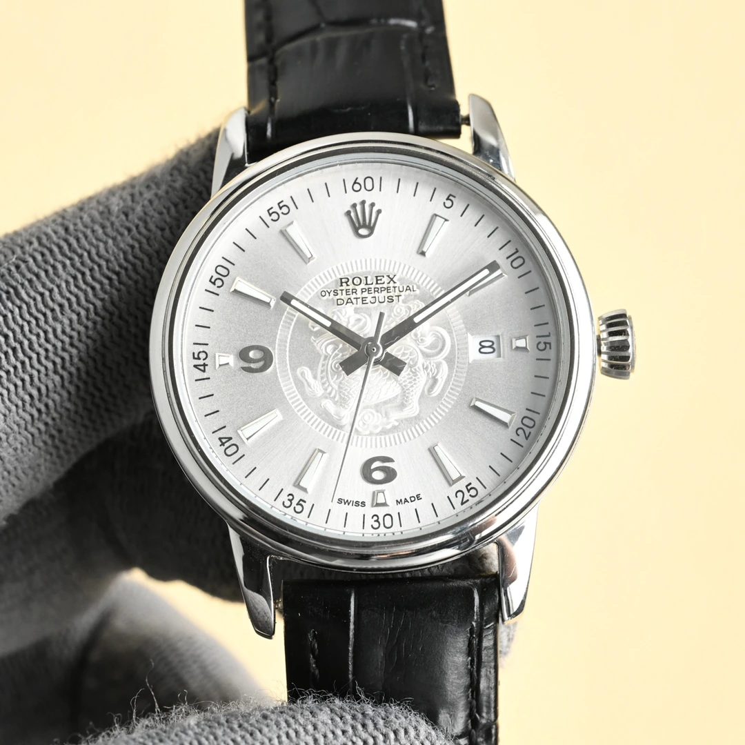 シルバー 33600 / ゴールド 33650 Rolex(ロレックス)。メンズ、316Lステンレススチール、サファイアクリスタル、カーフレザー、ムーブメント 8215、サイズ 40mm、防水 100m、パワーリザーブ約48時間