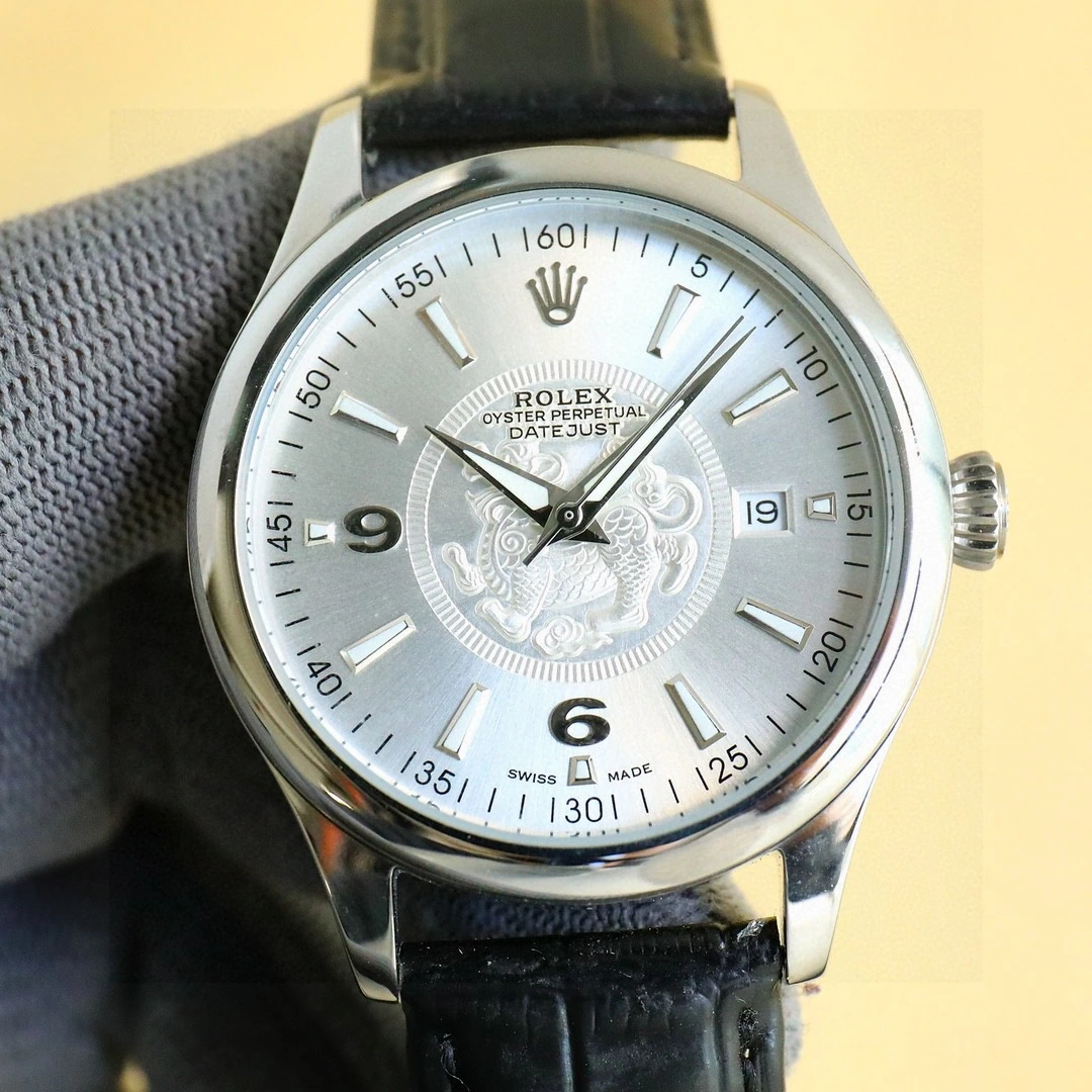 シルバー 33600 / ゴールド 33650 Rolex(ロレックス)。メンズ、316Lステンレススチール、サファイアクリスタル、カーフレザー、ムーブメント 8215、サイズ 40mm、防水 100m、パワーリザーブ約48時間