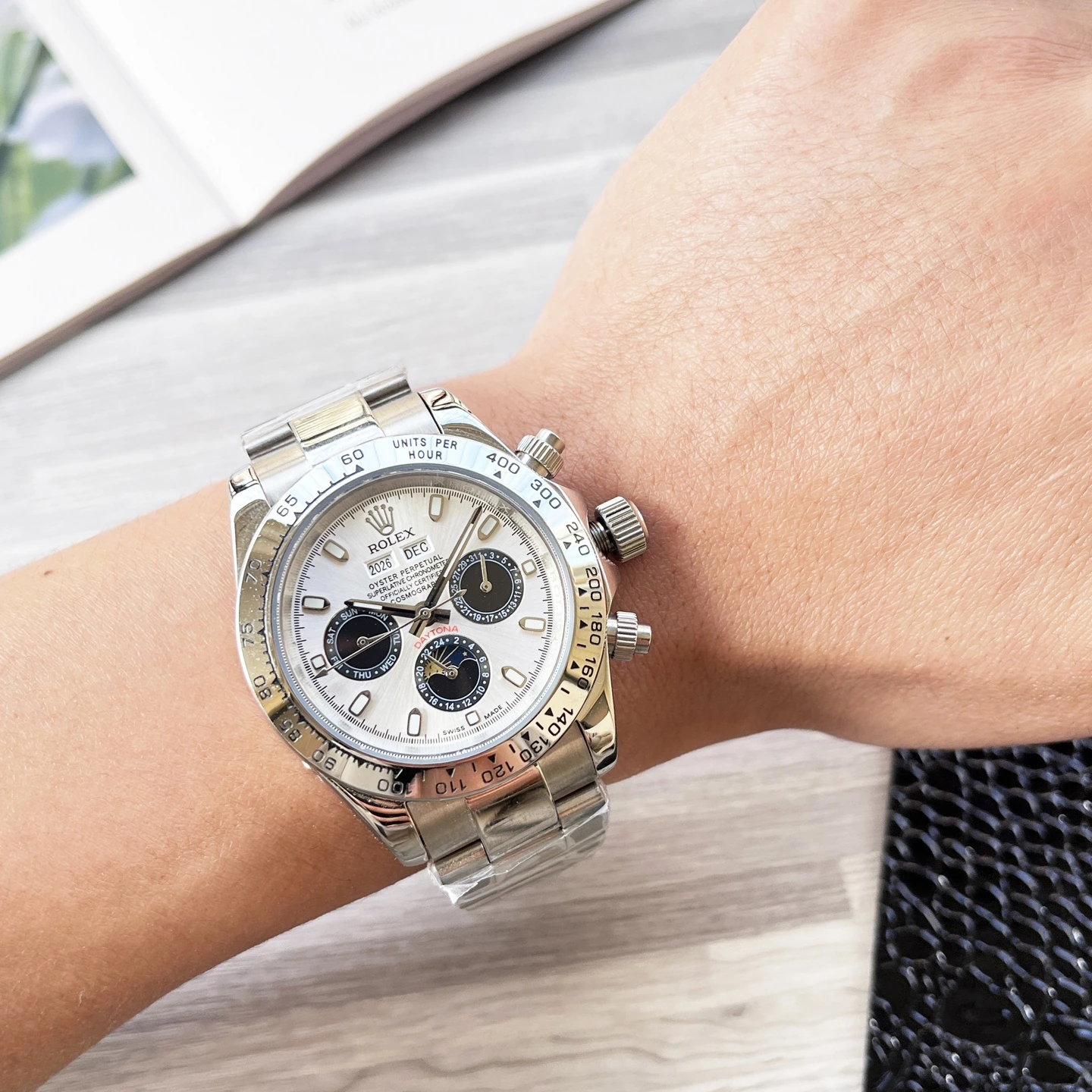 シルバー 24410 / ゴールド 24430 Rolex(ロレックス) デイトナ。カスタム仕様、カーボンファイバー、サイズ 40×12.4mm/40mm、夜光