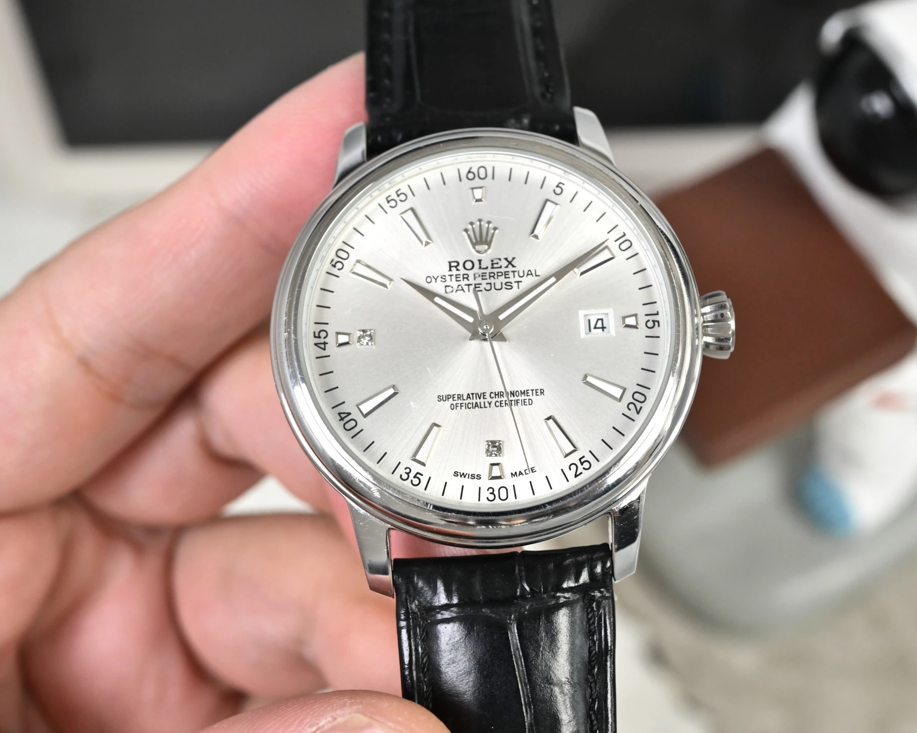 シルバーケース 33600 / ゴールドケース 650 Rolex(ロレックス)。メンズ、316Lステンレススチール、サファイアクリスタル、カーフレザー、ムーブメント 8215、サイズ 40mm、防水 100m、パワーリザーブ約48時間