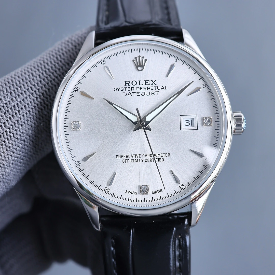 ゴールド 33650 / Rolex(ロレックス)。メンズ、316Lステンレススチール、サファイアクリスタル、カーフレザー、ムーブメント 8215、サイズ 40mm、防水 100m、パワーリザーブ約48時間