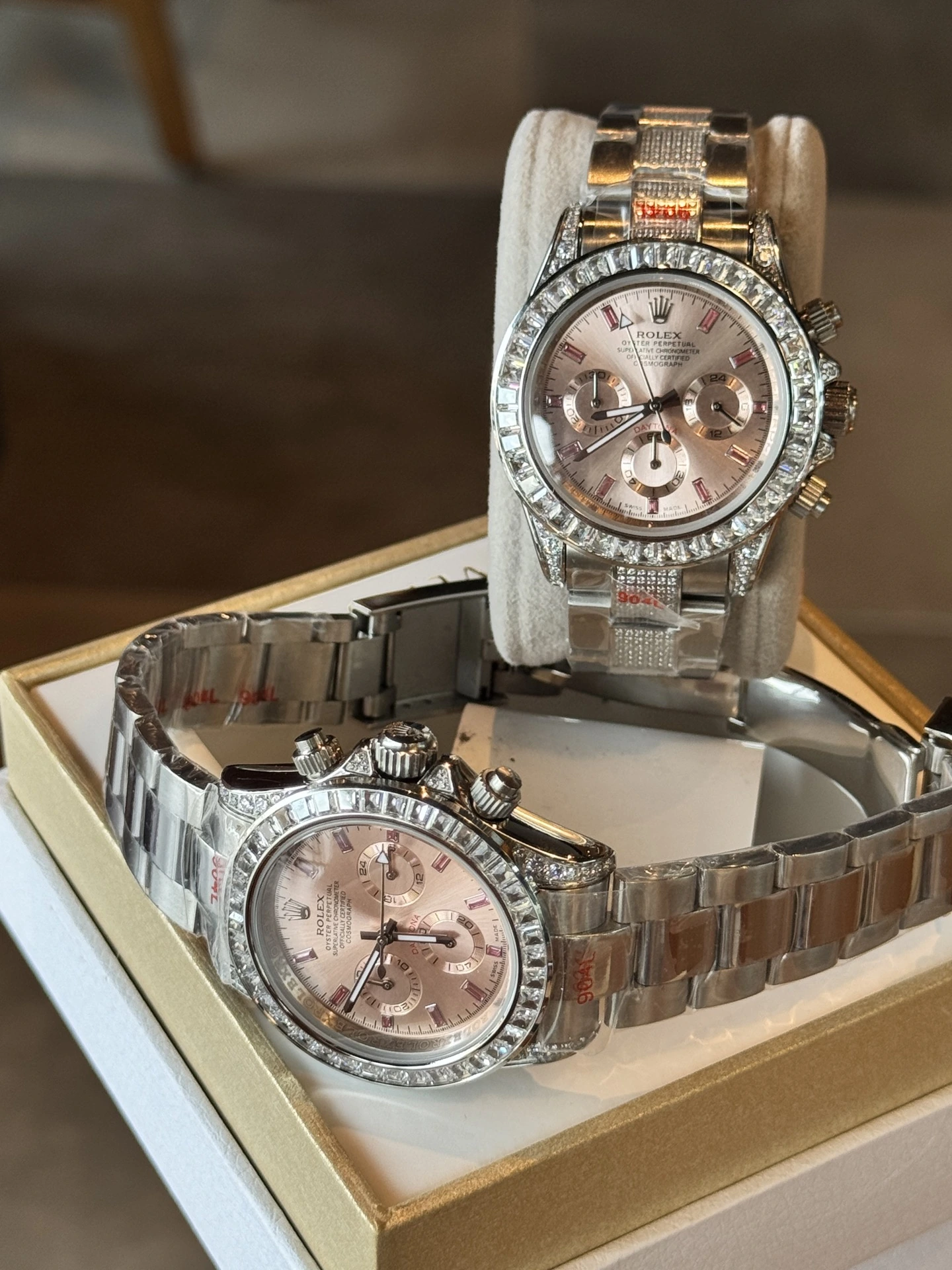 Rolex(ロレックス) デイトナ。レインボー仕様、クォーツ、曜日表示、月表示。 記載コード:116599RBOW / 116598RBOW / 116595RBOW。コード:116599RBOW-116598RBOW-116595RBOW