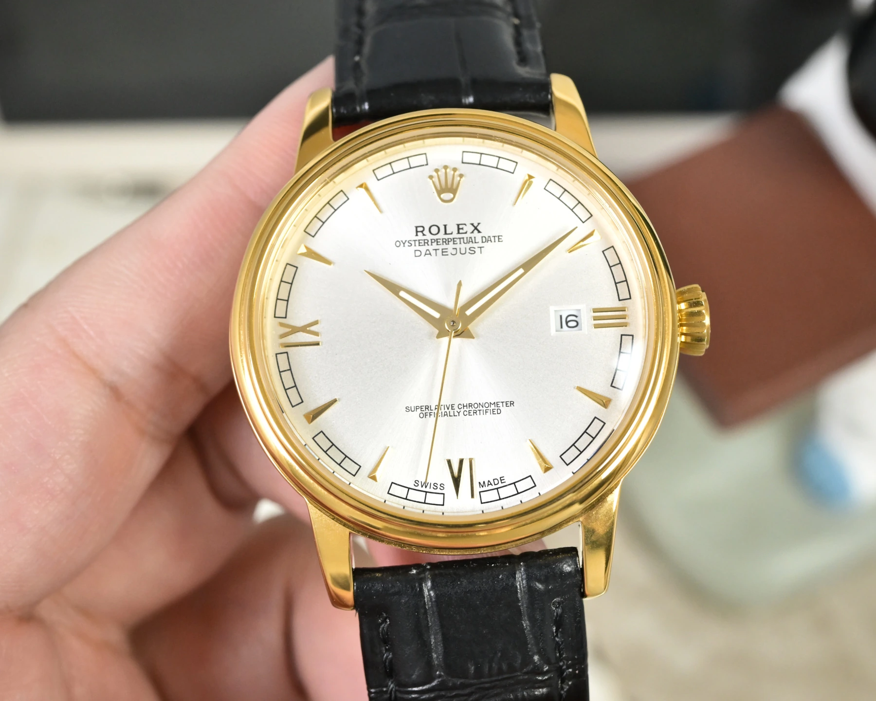 シルバーケース 33600 / ゴールドケース 650 Rolex(ロレックス)。メンズ、316Lステンレススチール、サファイアクリスタル、カーフレザー、ムーブメント 8215、サイズ 40mm、防水 100m、パワーリザーブ約48時間