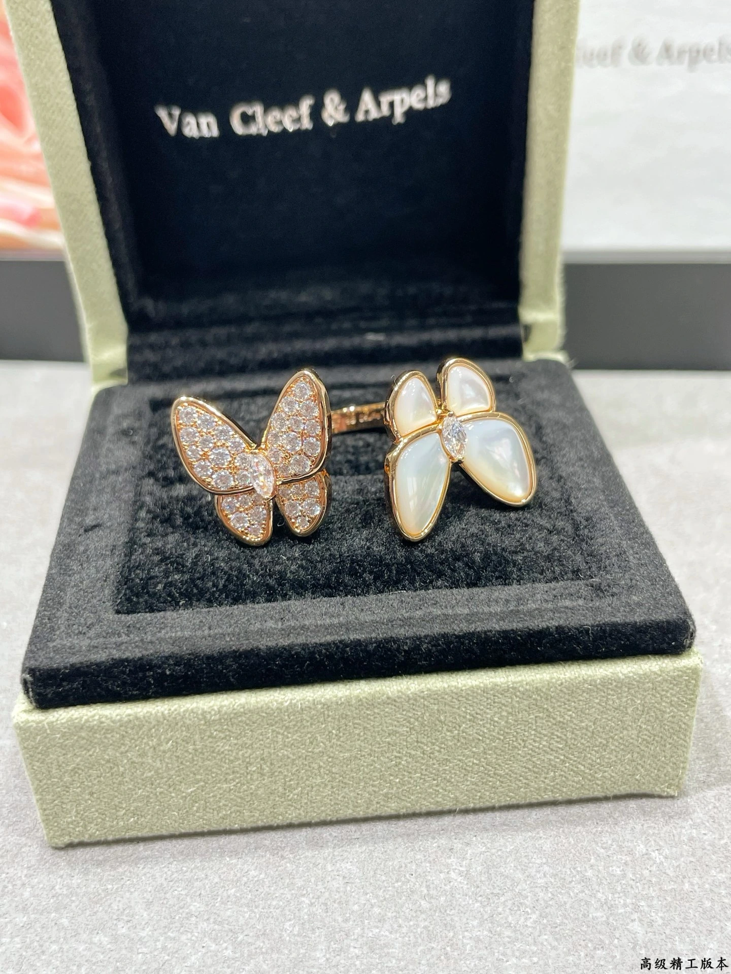 Van Cleef & Arpels(ヴァンクリーフ&アーペル / VCA) VCAハイグレードホワイトマザーオブパールバタフライリング💍ハイグレード美、高端品質首饰控可で入 戴一辈子モデル🤗