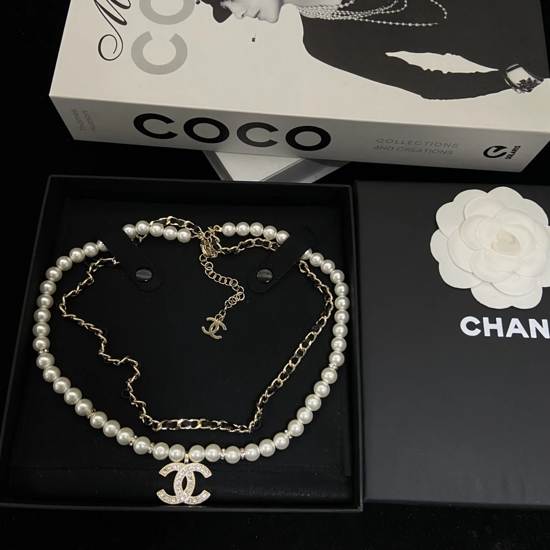 今日のおすすめ🌟 🦢Chanel(シャネル / Chanel)Chanel(シャネル / Chanel)双Cパール穿皮ネックレス 甜酷辣妹白富美必备🖤