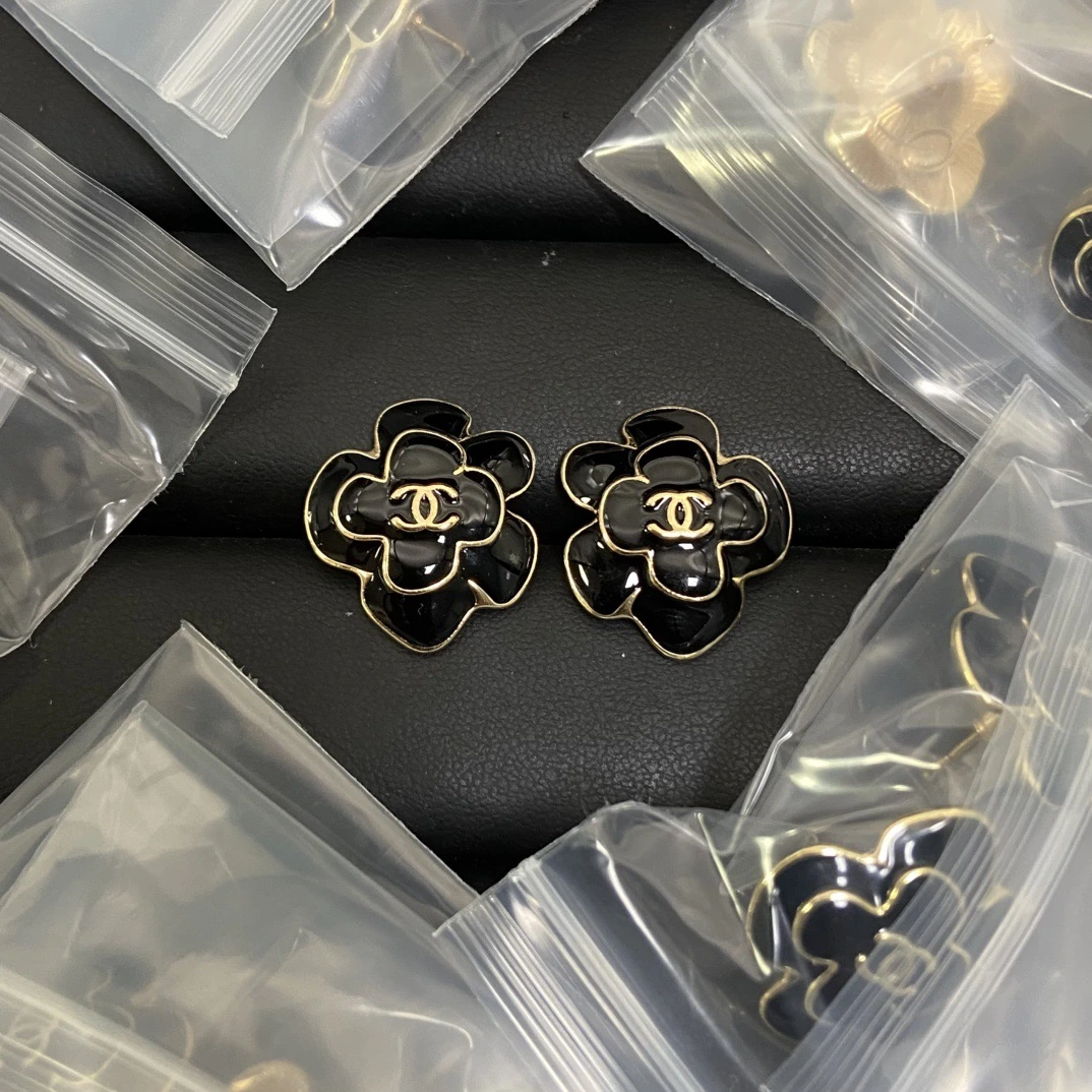 Chanel(シャネル / Chanel)Chanel(シャネル / Chanel)26p山茶花エナメルピアス入荷