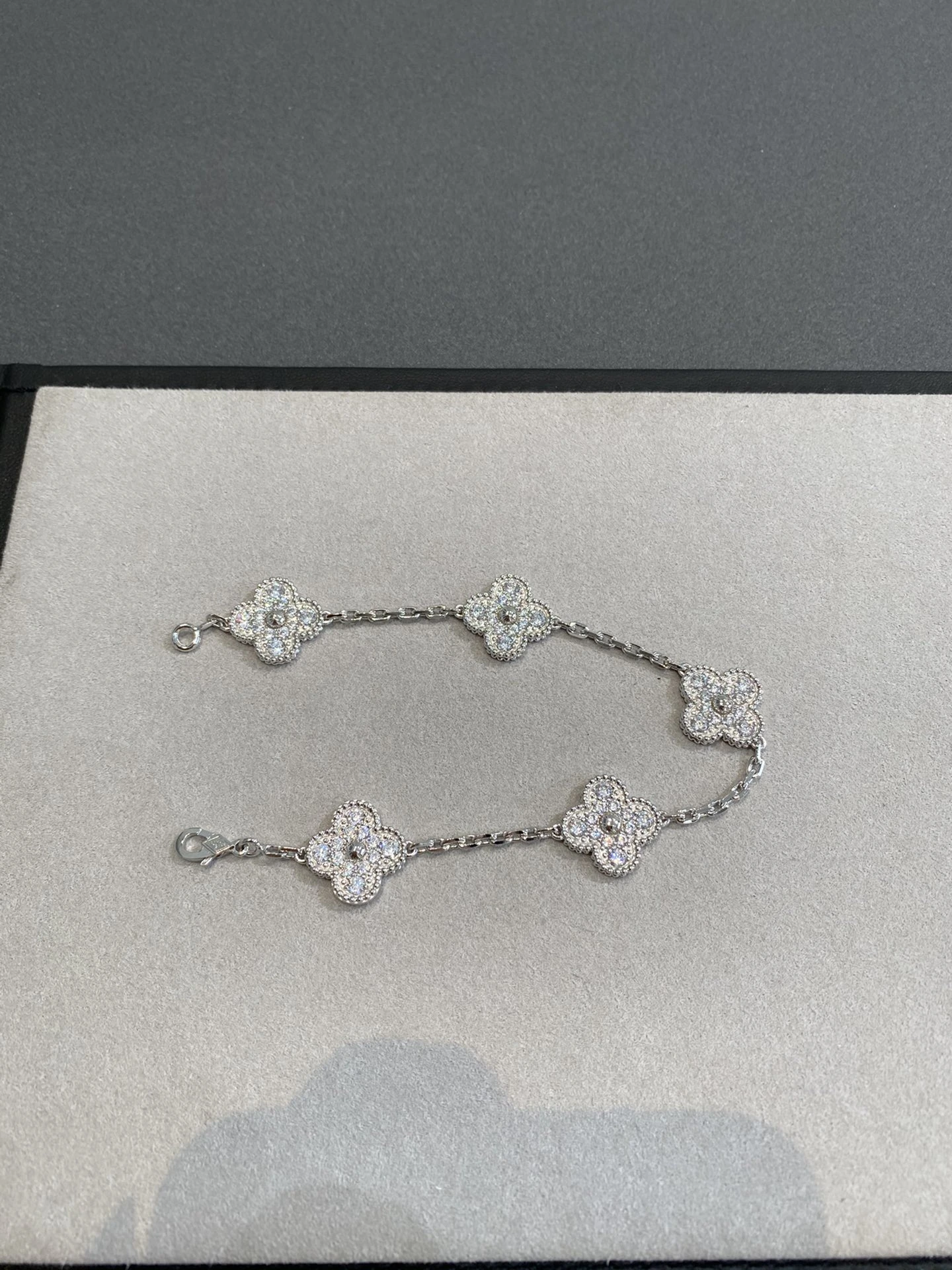 Van Cleef & Arpels(ヴァンクリーフ&アーペル / VCA)VCA フルパヴェ5花クローバーブレスレット