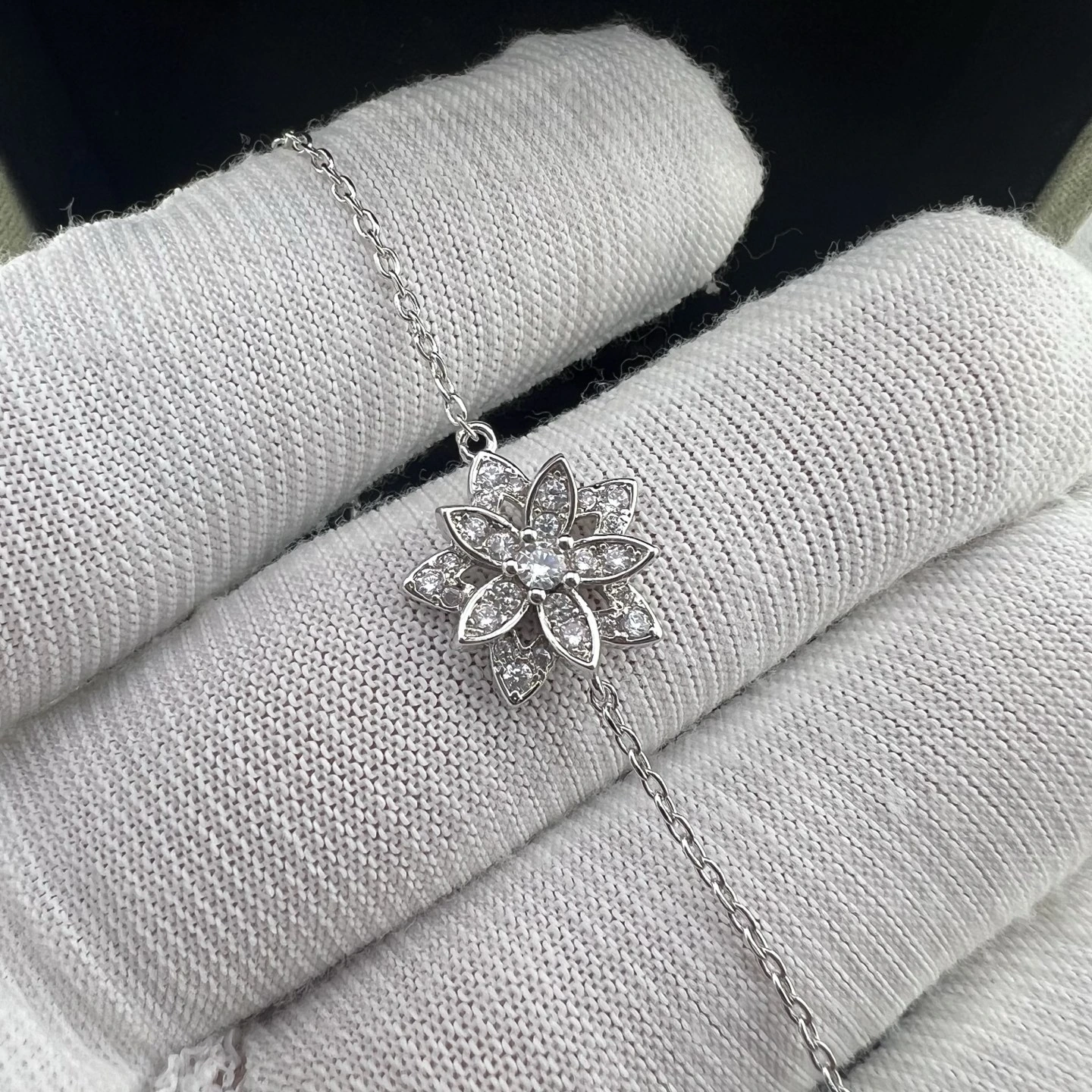💰 他VCA Van Cleef & Arpels(ヴァンクリーフ&アーペル / VCA) ホワイトゴールドフルパヴェ镂空莲花ブレスレット