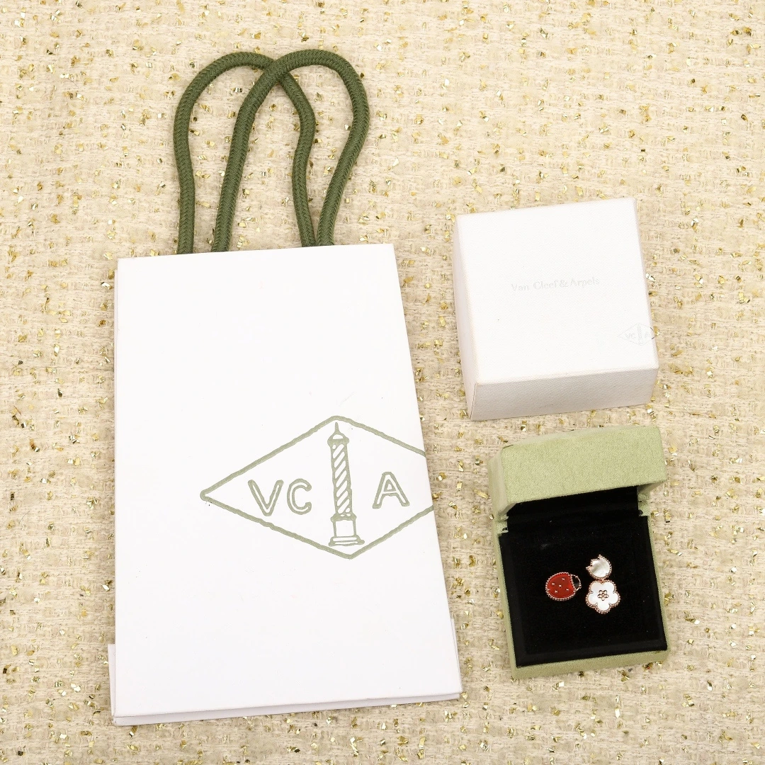 Van Cleef & Arpels(ヴァンクリーフ&アーペル / VCA)クローバー昆虫リングラッキースプリングシリーズで瓢虫と花卉主题图案、致敬Van Cleef & Arpels(ヴァンクリーフ&アーペル / VCA)Van Cleef & Arpels(ヴァンクリーフ&アーペル / VCA)所珍视の主题 — 万物复苏の春季。此シリーズ作品采用ローズゴ