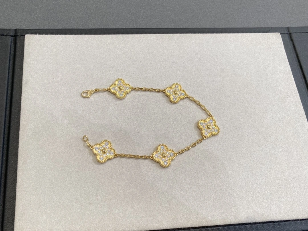 Van Cleef & Arpels(ヴァンクリーフ&アーペル / VCA)VCA フルパヴェ5花クローバーブレスレット