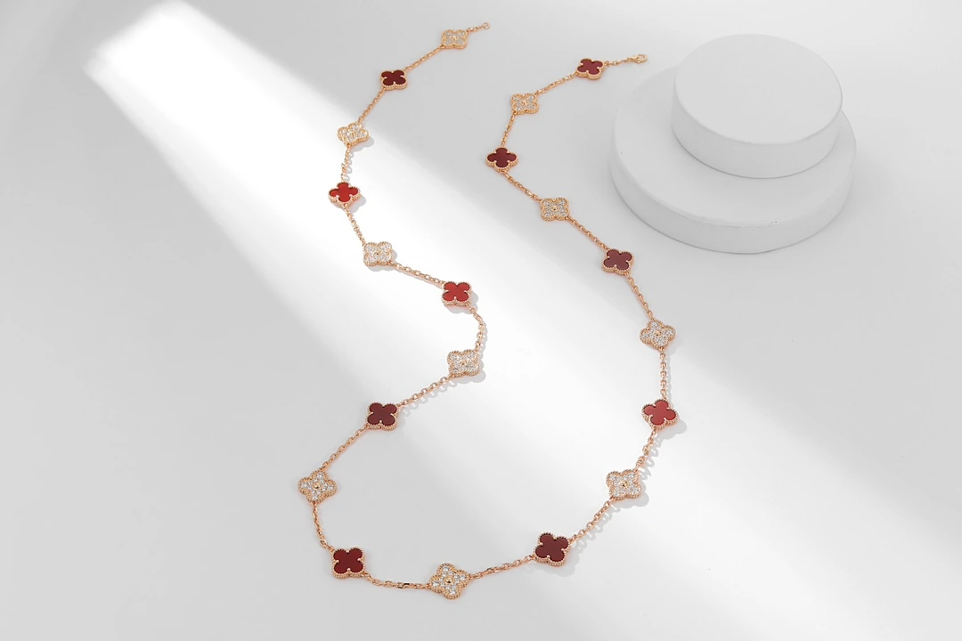 Van Cleef & Arpels(ヴァンクリーフ&アーペル / VCA) 四季を通じて着用したいネックレス 、二十花ダイヤ間カーネリアンローズゴールドネックレス Alhumbra Vintage シングルフラワーが定番になりつつある今 20フラワーは四季を通じて活躍する最適な選択 パジャマ姿でもtTシャツで街歩きする時にも着用可能、2連の着用方法法を自由