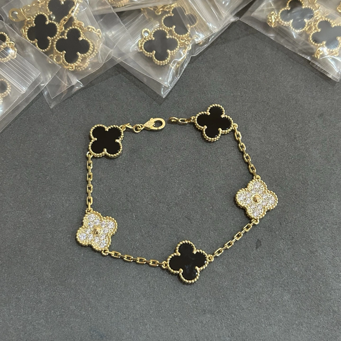 Van Cleef & Arpels(ヴァンクリーフ&アーペル / VCA)VCA五花ハイグレードブラックメノウダイヤ間隔クローバーブレスレット入荷た