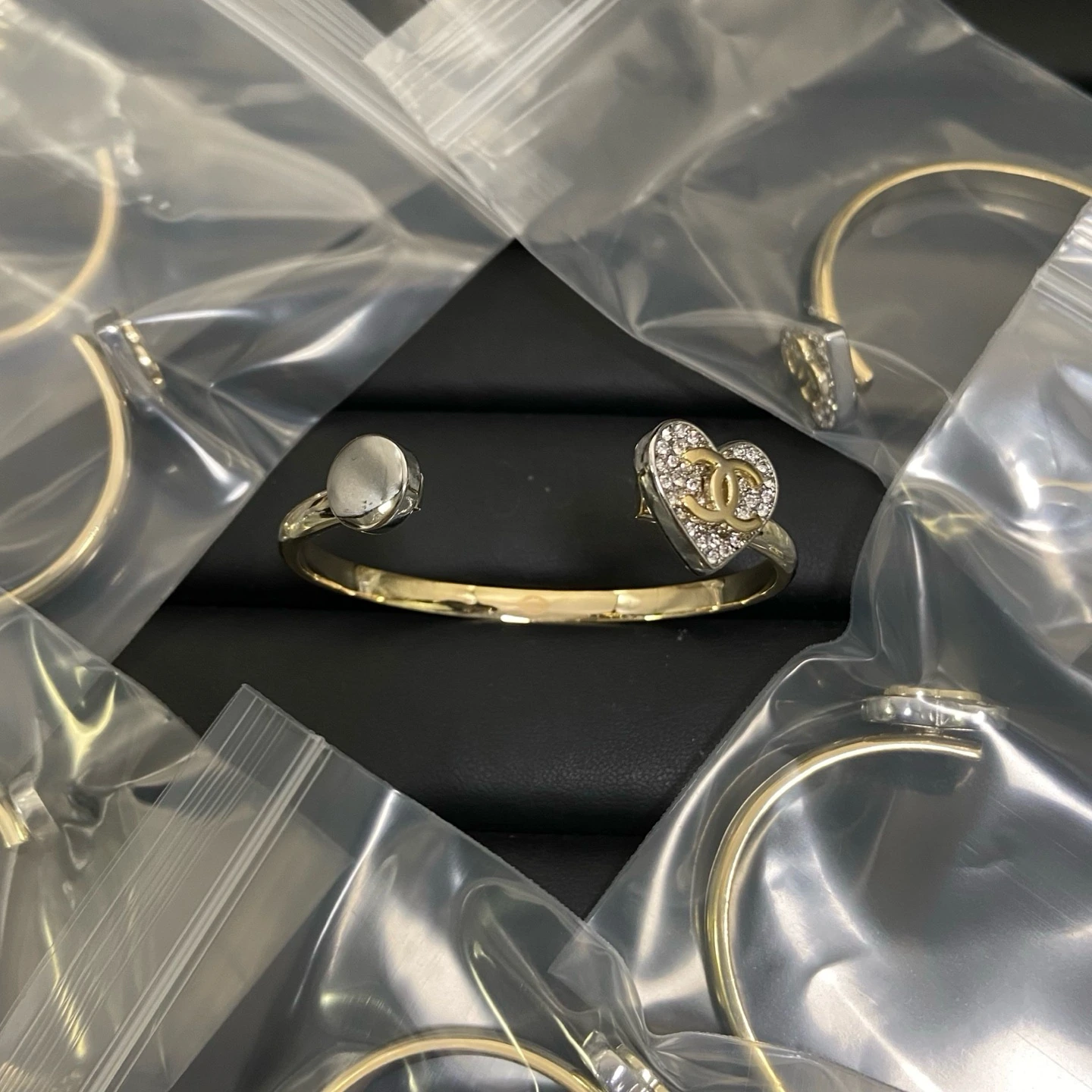 Chanel(シャネル / Chanel)Chanel(シャネル / Chanel)26pハートフルパヴェダブルCブレスレット入荷