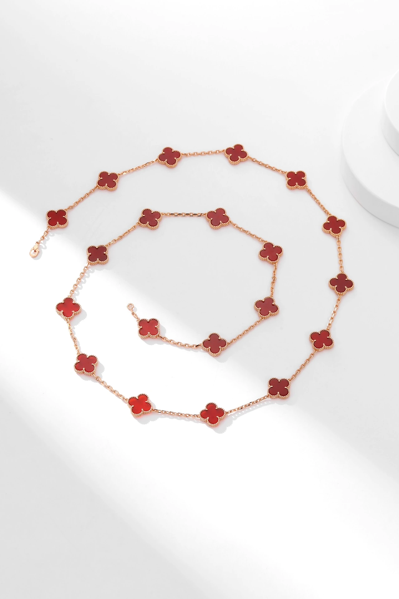 Van Cleef & Arpels(ヴァンクリーフ&アーペル / VCA)四季を通じて着用したいネックレス 、二十花カーネリアンローズゴールドネックレス Alhumbra Vintage シングルフラワーが定番になりつつある今 20フラワーは四季を通じて活躍する最適な選択 パジャマ姿でもtTシャツで街歩きする時にも着用可能、2連の着用方法法を自由に切り替え