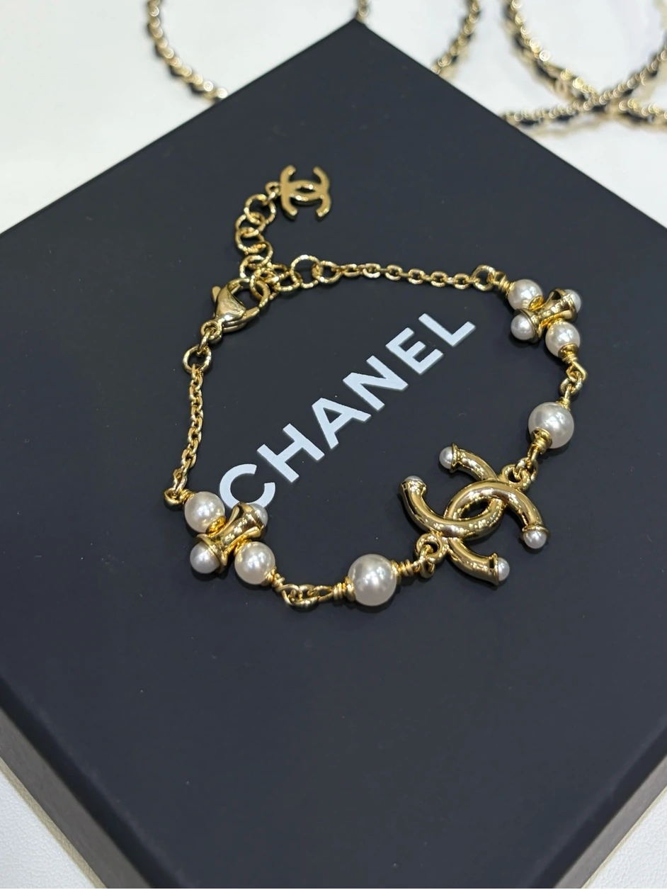 今日の新作🌟ブレスレット chanel 26P新作ゴールドダブルCゴールドビーンパールブレスレット 丸みのあるボリュームたっぷりのメタルcc縁に小さなパールをあしらい パールチェーンを配し デイリーコーディネートとてもok 質感抜群 迷わず購入☑️春夏露手腕ゴージャス又可爱