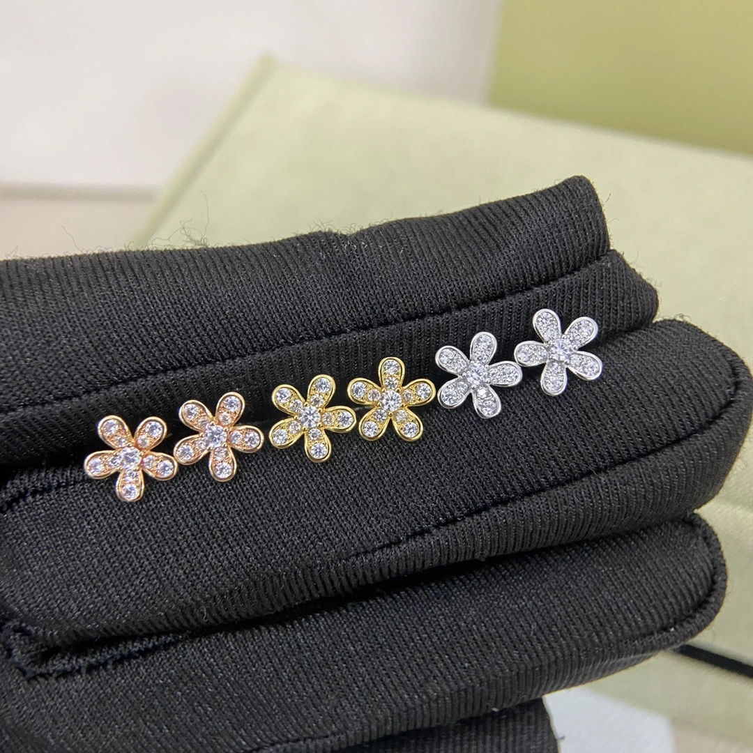 Van Cleef & Arpels(ヴァンクリーフ&アーペル / VCA)ピアス FKEDH0003-030新作フルパヴェ小フラワーピアス 品番:A0H122208