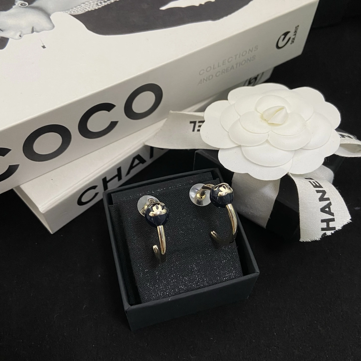 今日の新作🌟 🦢Chanel(シャネル / Chanel)Chanel(シャネル / Chanel)新作圆球エナメル双Cフープピアス 一眼爱た 迷わず購入♥️