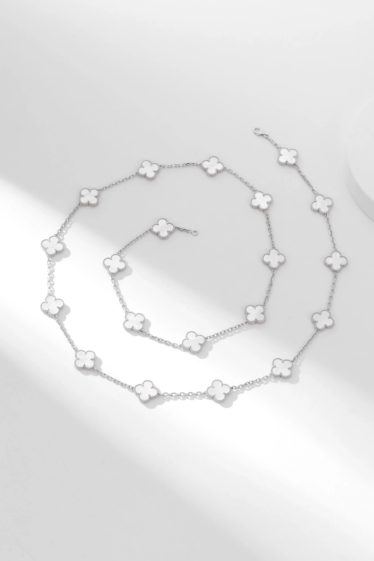 Van Cleef & Arpels(ヴァンクリーフ&アーペル / VCA) 四季を通じて着用したいネックレス 、二十花白マザーオブパールホワイトゴールドネックレス Alhumbra Vintage シングルフラワーが定番になりつつある今 20フラワーは四季を通じて活躍する最適な選択 パジャマ姿でもtTシャツで街歩きする時にも着用可能、2連の着用方法法を自由
