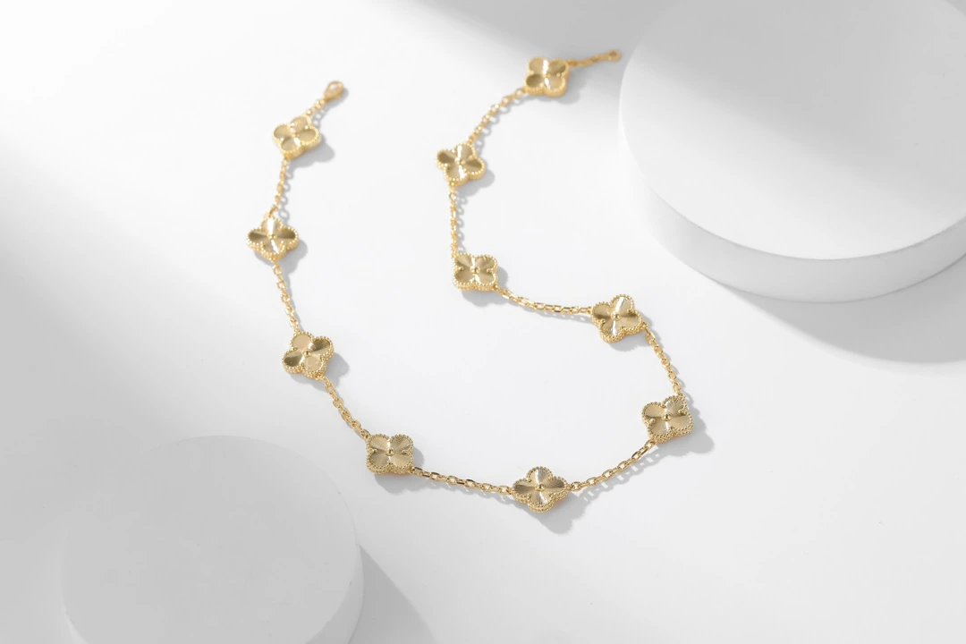 Van Cleef & Arpels(ヴァンクリーフ&アーペル / VCA)四季を通じて着用したいネックレス 、十花雕花ネックレス(イエローゴールド) Alhumbra Vintage 10フラワーネックレス シングルフラワーが定番になりつつある今 10フラワーは四季を通じて活躍する最適な選択 パジャマ姿でもtTシャツで街歩きする時にも着用可能、双层、ブレス