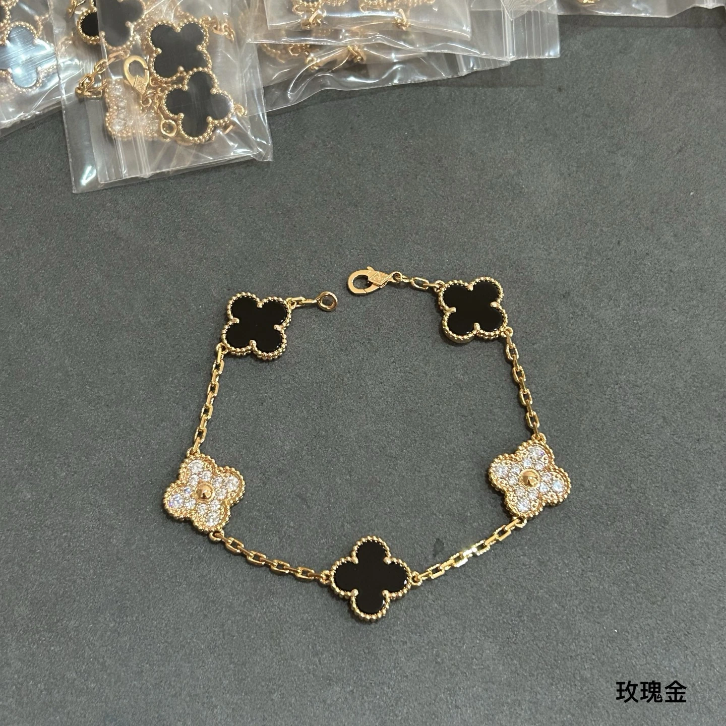 Van Cleef & Arpels(ヴァンクリーフ&アーペル / VCA)VCA五花ハイグレードブラックメノウダイヤ間隔クローバーブレスレット入荷た