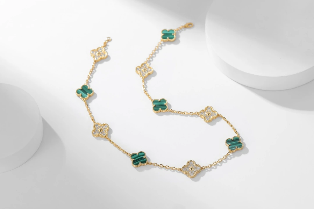 Van Cleef & Arpels(ヴァンクリーフ&アーペル / VCA)四季を通じて着用したいネックレス 、十花ダイヤ間マラカイトネックレス(イエローゴールド) Alhumbra Vintage 10フラワーネックレス シングルフラワーが定番になりつつある今 10フラワーは四季を通じて活躍する最適な選択 パジャマ姿でもtTシャツで街歩きする時にも着用可能