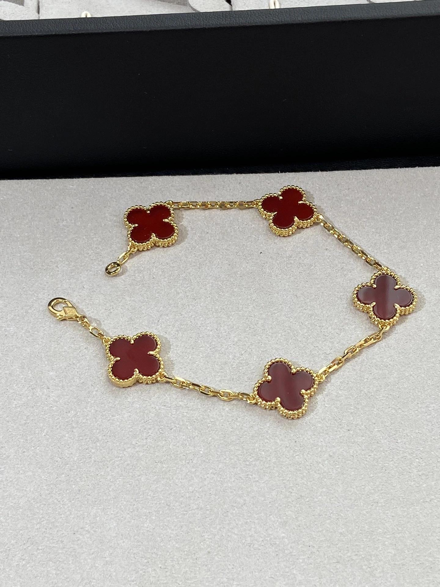 Van Cleef & Arpels(ヴァンクリーフ&アーペル / VCA)クローバー5フラワーブレスレットカーネリアン