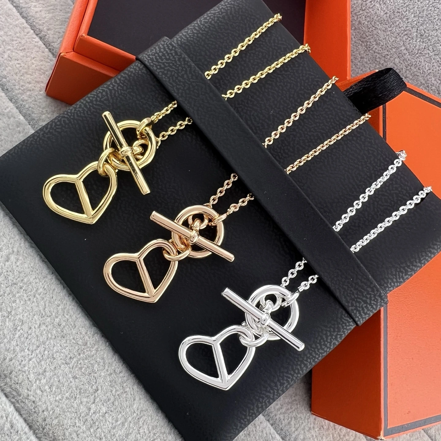 Hermès(エルメス / Hermès) 新作入荷 ハート形ピッグノーズT O扣ネックレス