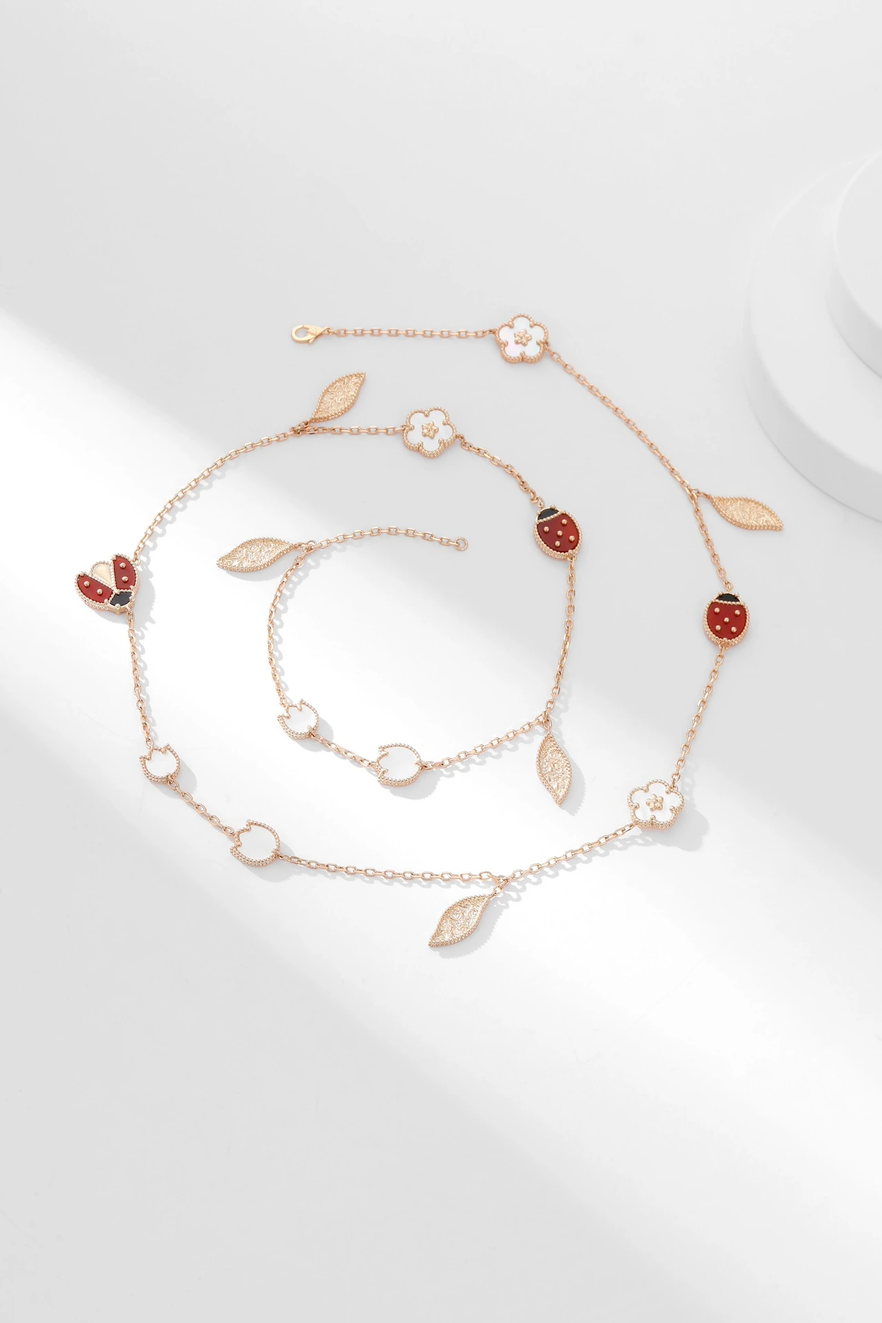 Van Cleef & Arpels(ヴァンクリーフ&アーペル / VCA)クローバー Van Cleef & Arpels(ヴァンクリーフ&アーペル / VCA) ラッキースプリングシリーズとても美しい、生命力あふれる作品で春の訪れを祝います;今年メゾンが発表した新作Lucky Springシリーズは、大切な幸せの願いをメゾンの自然への空想に注ぎ込んでいま
