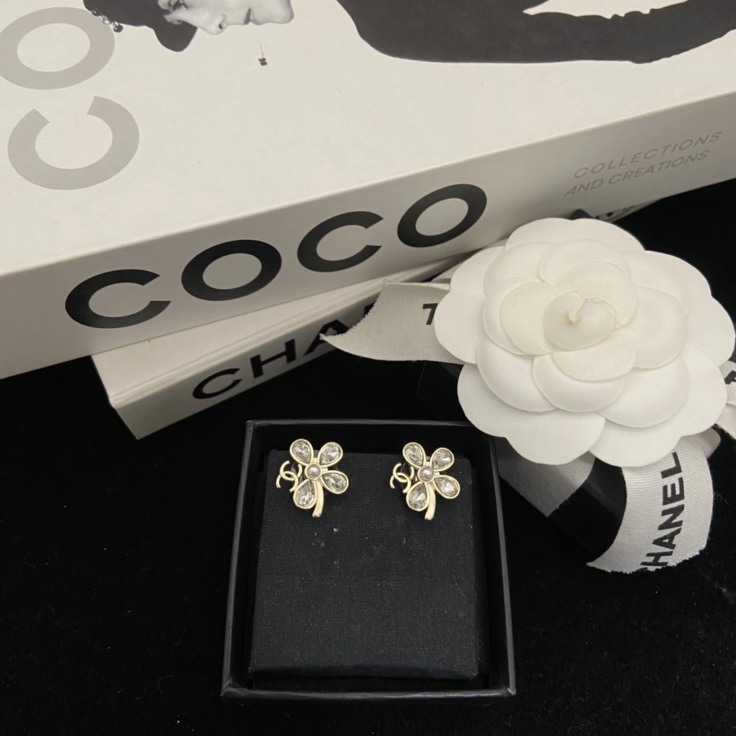 🦢Chanel(シャネル / Chanel)Chanel(シャネル / Chanel)26p新作クローバーダブルCピアス🍀 bling bling晶钻元素 セレブなお嬢様の雰囲気🎪
