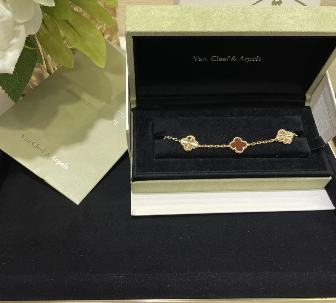 Van Cleef & Arpels(ヴァンクリーフ&アーペル / VCA)VCA Van Cleef & Arpels(ヴァンクリーフ&アーペル / VCA) 九月份限定新作玑镂雕花拼カーネリアン𝐴𝑙ℎ𝑎𝑚𝑏𝑟𝑎 クローバー🍀5フラワーブレスレット
