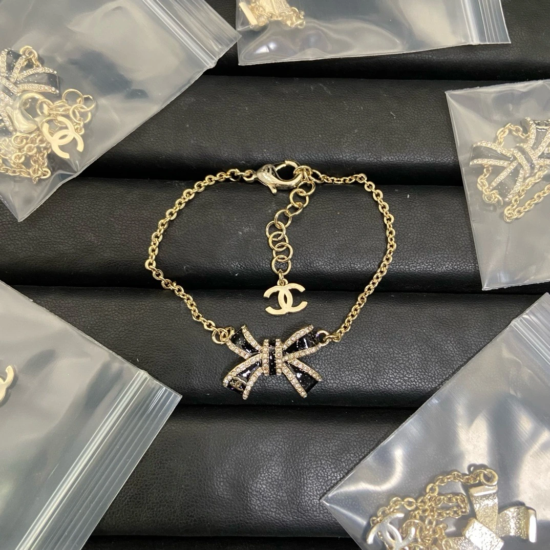 Chanel(シャネル / Chanel)Chanel(シャネル / Chanel)リボン亮片エナメルブレスレット入荷