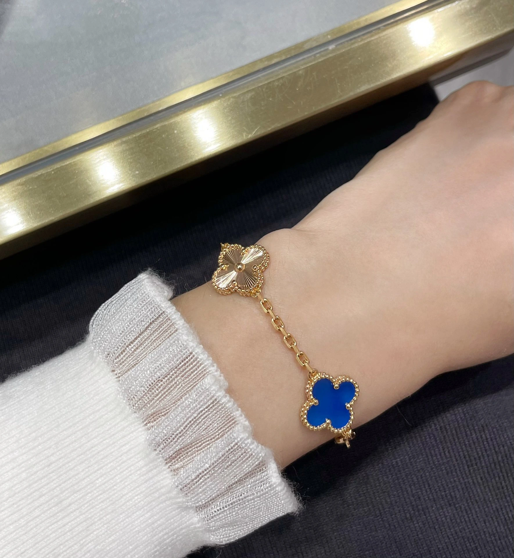 Van Cleef & Arpels(ヴァンクリーフ&アーペル / VCA)😊😊VCAハイグレード蓝メノウレーザー五花クローバーブレスレット。Cleef&Arpels 🍀🍀🍀クローバー このシリーズは躍動のなデザイン、ラインが流れるように美しい、着用しやすい。無限のコーディネートの可能性を演出、すべての女性の人生に豊かな彩りをもたらします