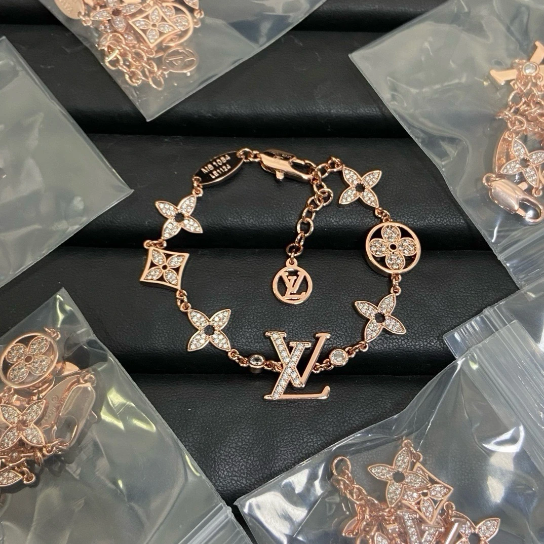 LVクラシック花卉レターブレスレット入荷(3️⃣色)