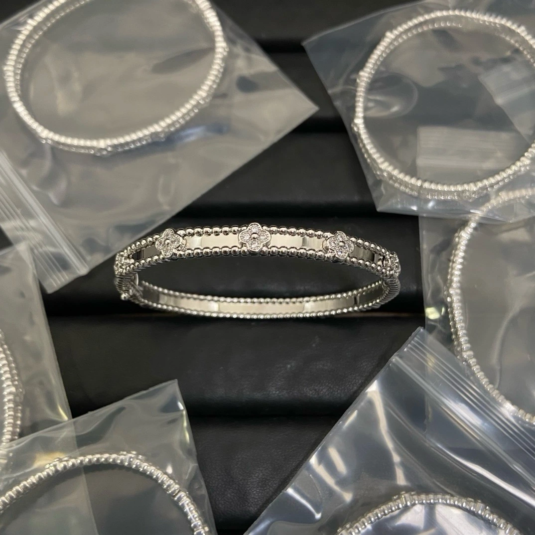 Van Cleef & Arpels(ヴァンクリーフ&アーペル / VCA)VCAカレイドスコープブレスレット入荷