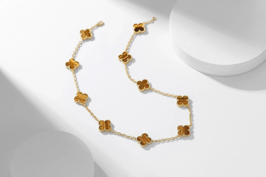 Van Cleef & Arpels(ヴァンクリーフ&アーペル / VCA)四季を通じて着用したいネックレス 、十花タイガーアイネックレス(イエローゴールド) Alhumbra Vintage 10フラワーネックレス シングルフラワーが定番になりつつある今 10フラワーは四季を通じて活躍する最適な選択 パジャマ姿でもtTシャツで街歩きする時にも着用可能、双层