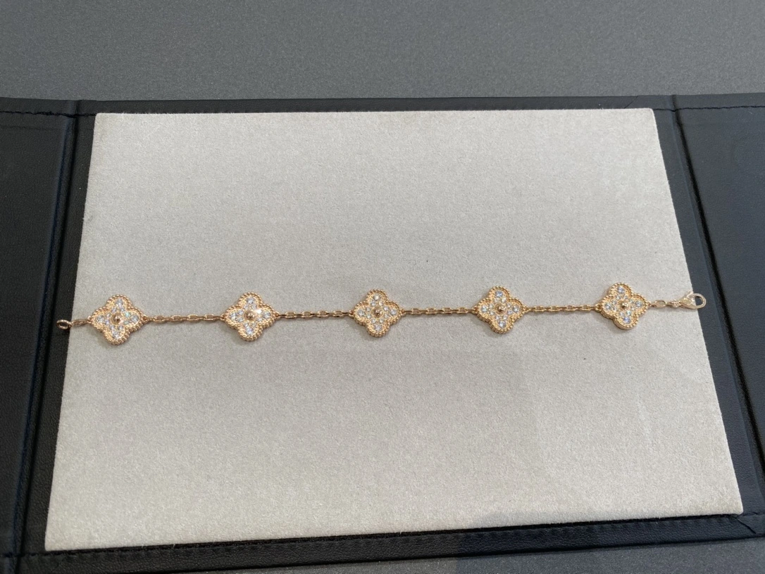 Van Cleef & Arpels(ヴァンクリーフ&アーペル / VCA)VCA フルパヴェ5花クローバーブレスレット