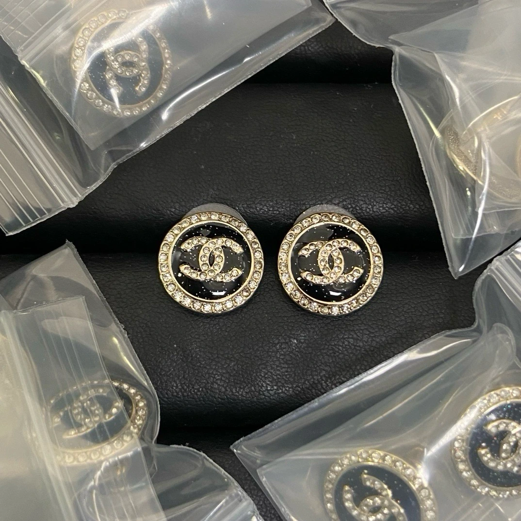 Chanel(シャネル / Chanel)Chanel(シャネル / Chanel)25bラウンドエナメルピアス入荷