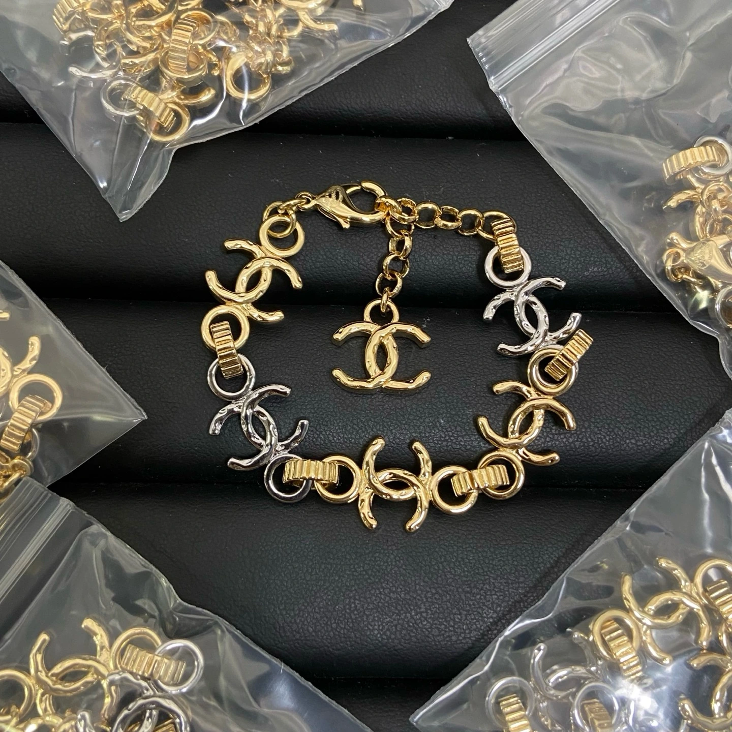 Chanel(シャネル / Chanel)Chanel(シャネル / Chanel)拼色チェーンダブルCブレスレット入荷
