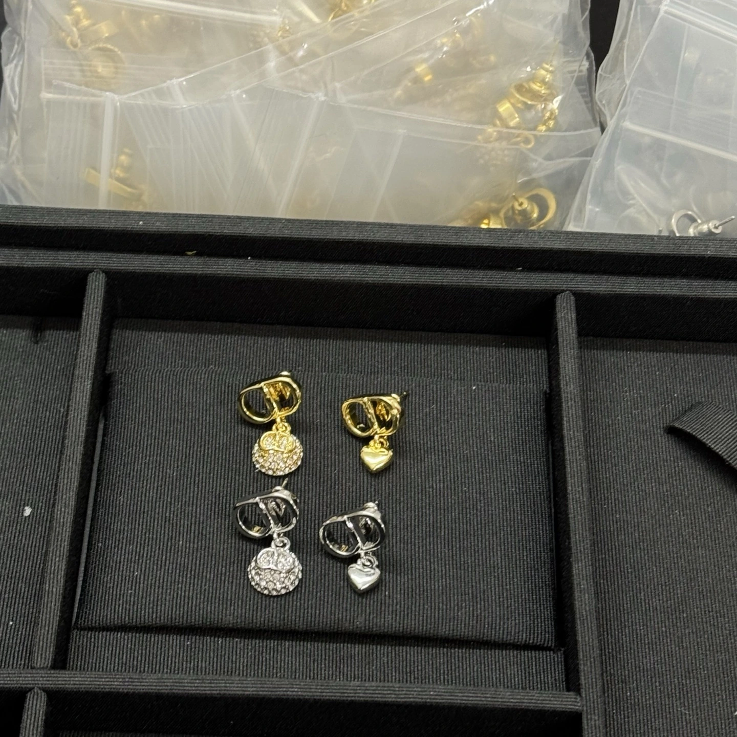 Dior(ディオール / Dior)新作ラウンドフルパヴェハート不に対して称CDピアス ゴールド シルバー