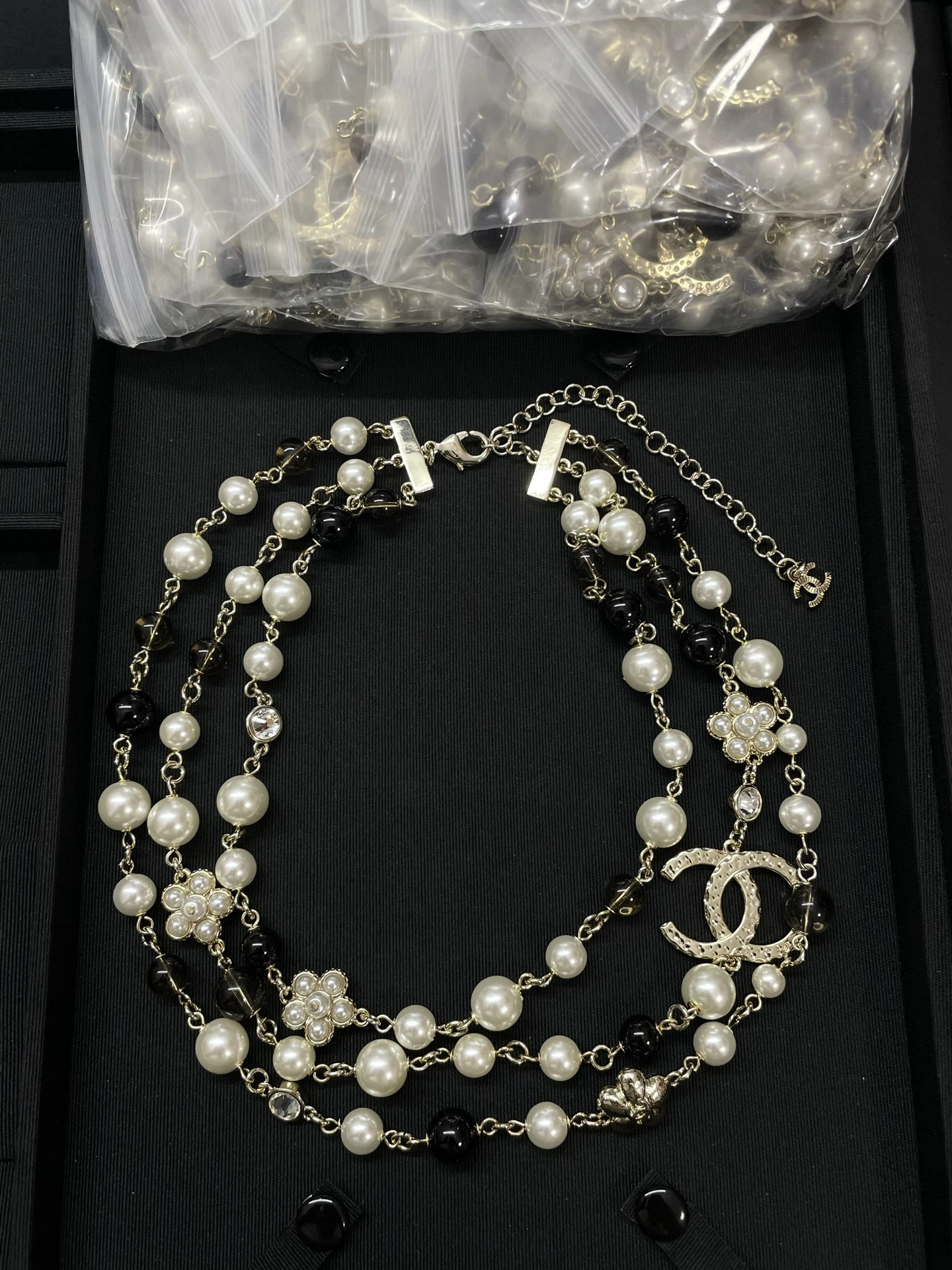 Chanel(シャネル / Chanel)Chanel(シャネル / Chanel)モノクロパールフラワー重工三层ネックレス
