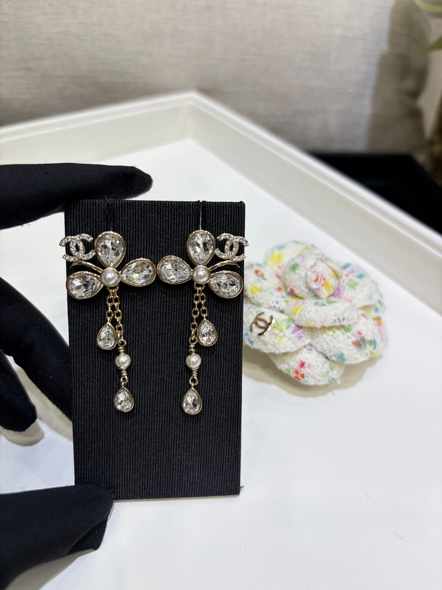 chanel 26PゴールドフルパヴェダブルCクローバークリスタルピアス ドロップダイヤで構成されたクローバー☘️➕チェーン小タッセル デザインがとてもフェアリー、クリスタルが超煌めき、着用すると超素敵