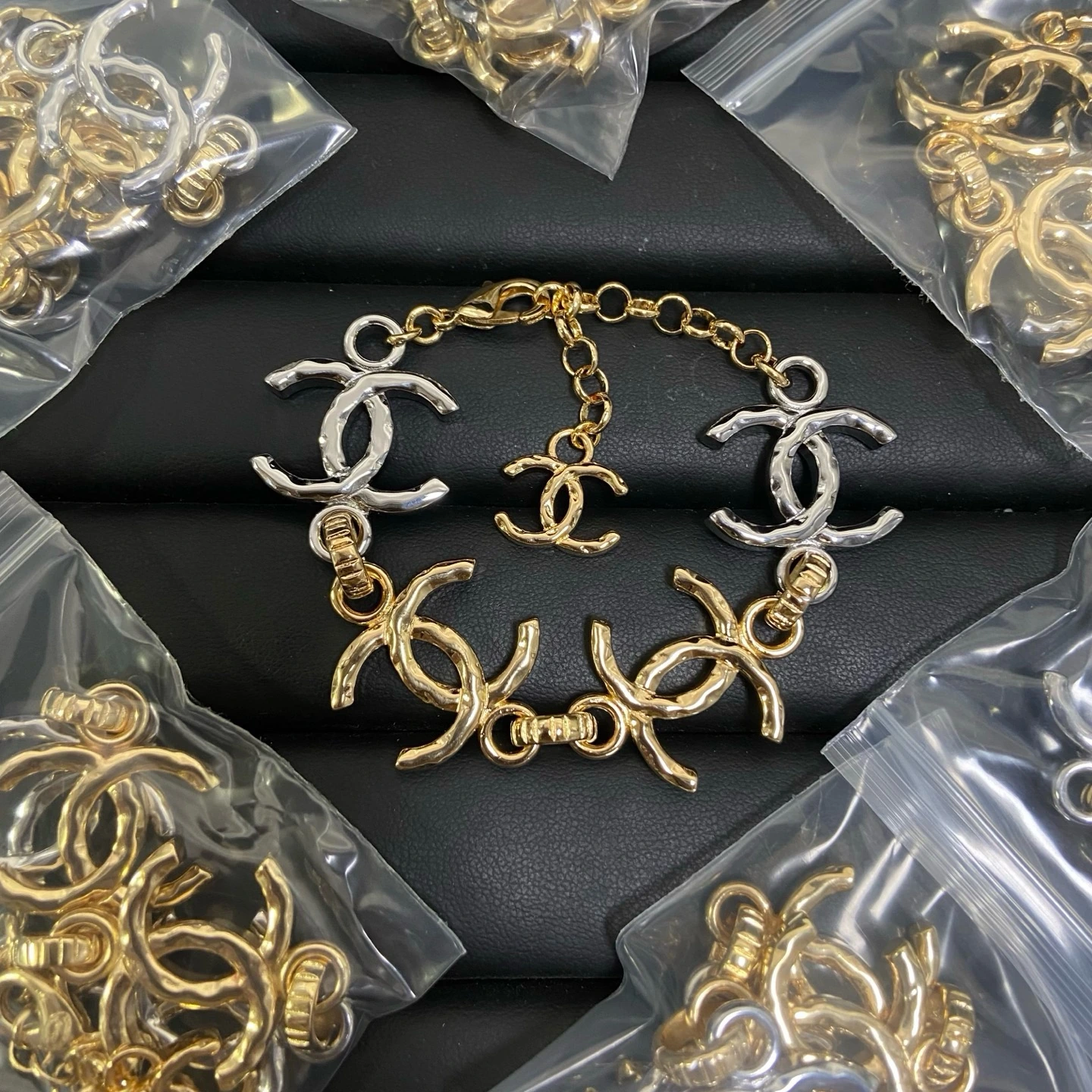 Chanel(シャネル / Chanel)Chanel(シャネル / Chanel)26pチェーンリンク双C拼色ブレスレット入荷