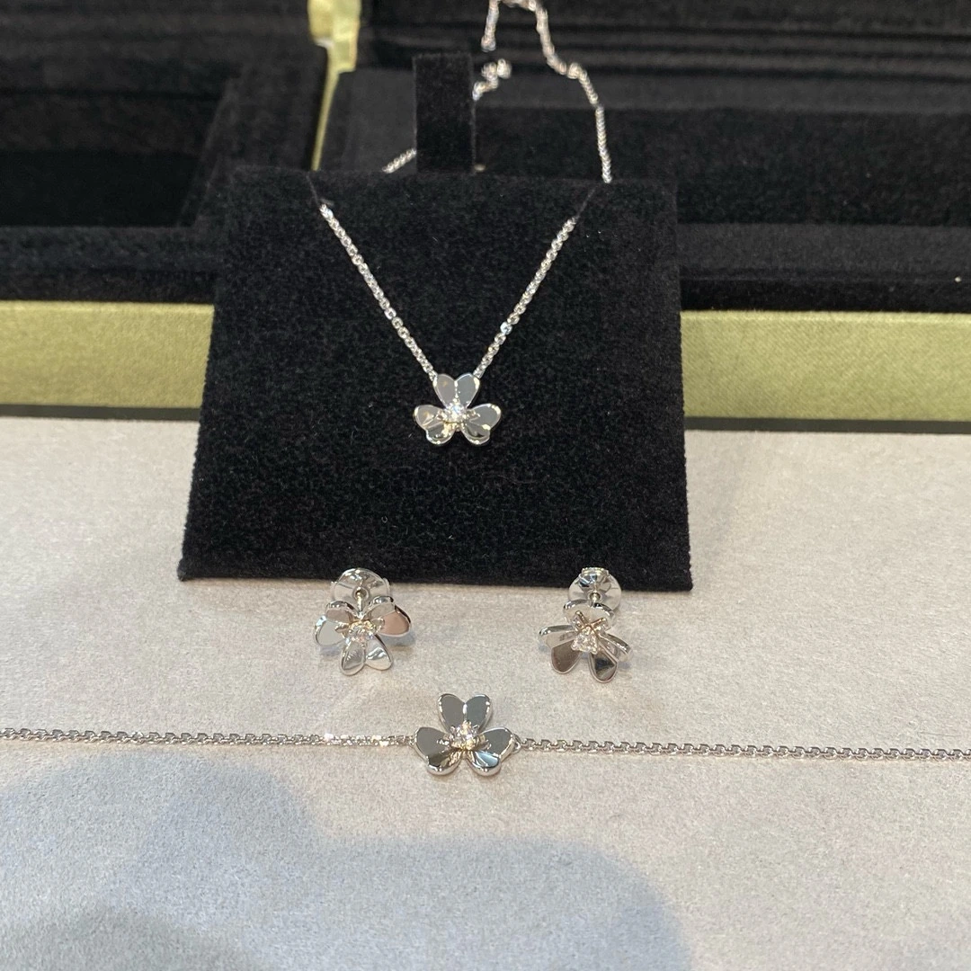 Van Cleef & Arpels(ヴァンクリーフ&アーペル / VCA)フリヴォルペンダントミニ ネックレス Frivoleネックレスminiシャムロック本当にとても素敵、クローバーは定番すぎるのでされりにくく、肌によく映え、とても煌めきます。 シャムロックはとてもセンスの良いネックレスです。クラシックなクローバーに比べ、シャムロックは清楚で柔らかく控え