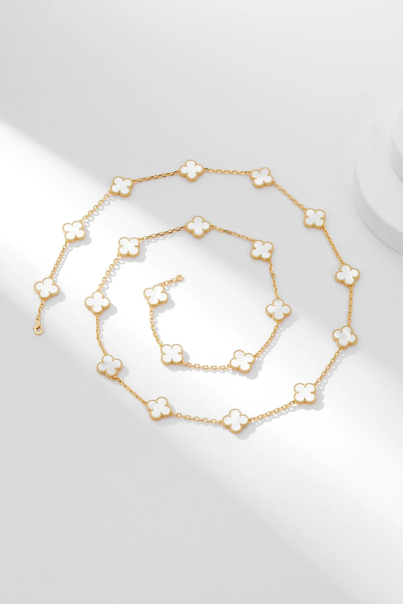 Van Cleef & Arpels(ヴァンクリーフ&アーペル / VCA) 四季を通じて着用したいネックレス 、二十花白マザーオブパールイエローゴールドネックレス Alhumbra Vintage シングルフラワーが定番になりつつある今 20フラワーは四季を通じて活躍する最適な選択 パジャマ姿でもtTシャツで街歩きする時にも着用可能、2連の着用方法法を自由